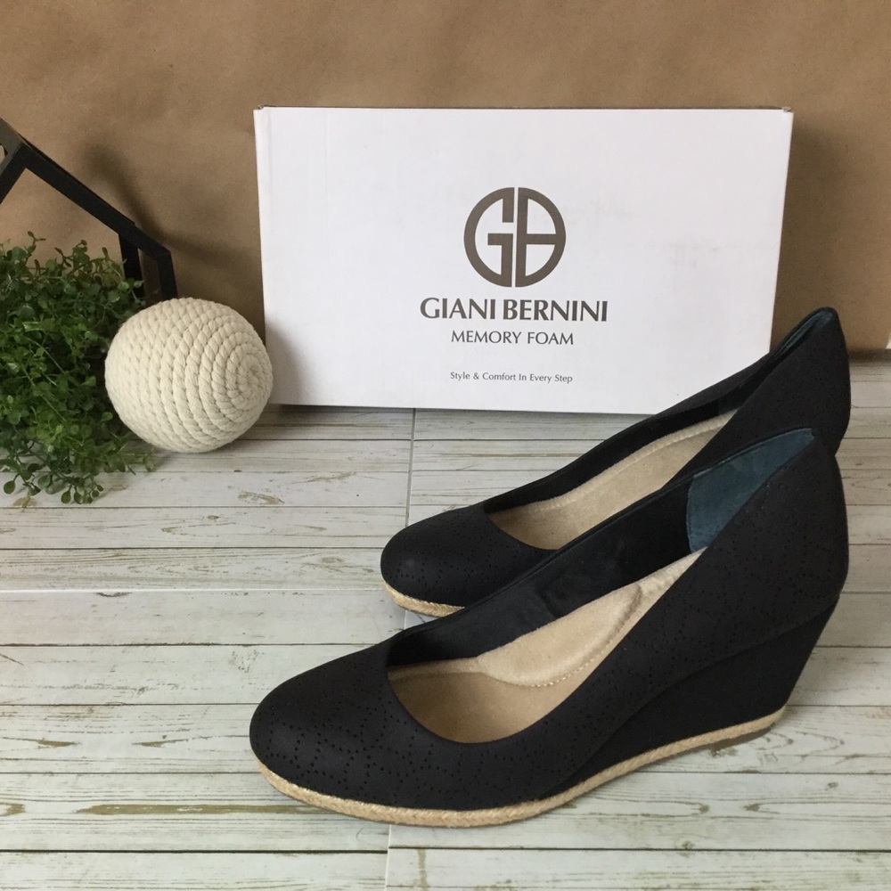 GIANI BERNINI Black Close Toe Wedge Shoe